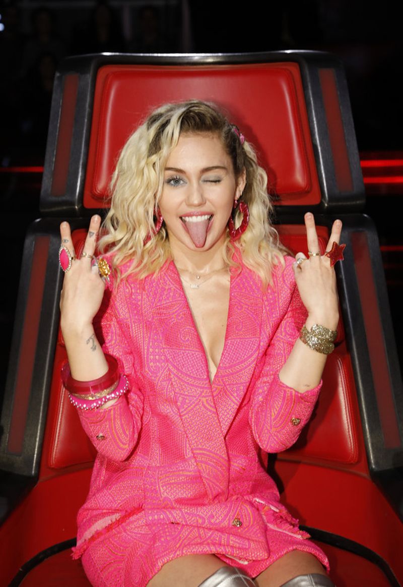 Die 11 verrücktesten Outfits der 11. Staffel von Miley Cyrus